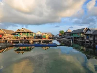 Ilustrasi rumah-rumah panggung suku Bajo di atas laut tenang, Desa Bajo Sampela, Wakatobi, Sulawesi Tenggara
