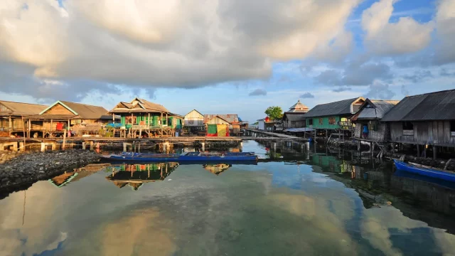 Ilustrasi rumah-rumah panggung suku Bajo di atas laut tenang, Desa Bajo Sampela, Wakatobi, Sulawesi Tenggara