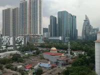Ilustrasi permukiman padat, masjid berkubah merah, dan menara hunian di kawasan PPR Kerinchi, Kuala Lumpur