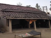 Rumah tradisional Rana Tharu berdinding tanah dan beratap genting di Tarai barat, Nepal