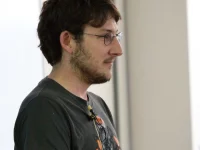 Ryan Dahl, pencipta Node.js dan Deno, saat berbicara dalam sebuah acara