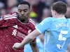 Ryan Gravenberch berseragam merah Liverpool berduel dengan pemain Manchester City bernomor 5