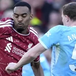 Ryan Gravenberch berseragam merah Liverpool berduel dengan pemain Manchester City bernomor 5