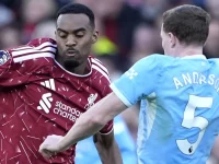 Ryan Gravenberch berseragam merah Liverpool berduel dengan pemain Manchester City bernomor 5