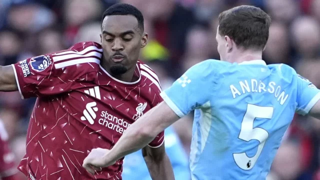 Ryan Gravenberch berseragam merah Liverpool berduel dengan pemain Manchester City bernomor 5