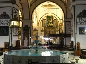 Şadırvan, kolam pancuran tempat wudu, di dalam Masjid Agung Ulu Camii, Bursa, Turki