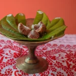 Potongan buah pinang di atas daun sirih dalam wadah kuningan khas Assam, India