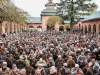 Ratusan jemaah salat Jumat di halaman Masjid Jamia Shopian, Kashmir
