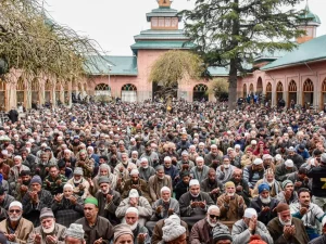 Ratusan jemaah salat Jumat di halaman Masjid Jamia Shopian, Kashmir