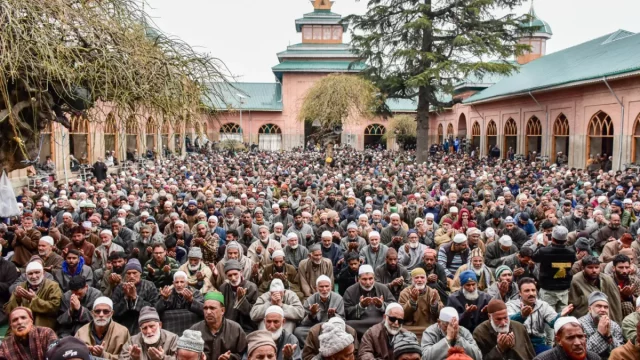 Ratusan jemaah salat Jumat di halaman Masjid Jamia Shopian, Kashmir