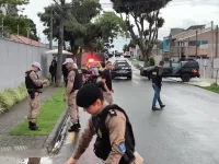 Polisi berjaga di jalan dekat lokasi penyanderaan anak taman kanak-kanak di Curitiba