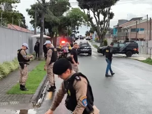 Polisi berjaga di jalan dekat lokasi penyanderaan anak taman kanak-kanak di Curitiba