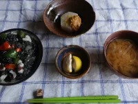 Sarapan rumahan Jepang berupa nasi tinta cumi, sup miso, dan lobak rebus