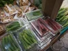 Kemasan okra, buncis, jamur, dan sayur segar lain di lapak toko sayur Naha, Okinawa