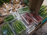 Kemasan okra, buncis, jamur, dan sayur segar lain di lapak toko sayur Naha, Okinawa