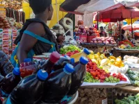 Ilustrasi lapak sayur dan buah warna-warni di Market Circle, Takoradi, Ghana