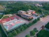Gedung sekolah beratap merah dan lapangan bermain dipotret dari udara di Jiujiang, Jiangxi, Tiongkok