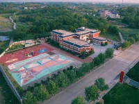 Gedung sekolah beratap merah dan lapangan bermain dipotret dari udara di Jiujiang, Jiangxi, Tiongkok