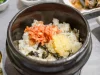 Ilustrasi semangkuk nasi putih dengan kimchi dan rumput laut serta lauk pendamping Korea