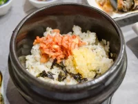 Ilustrasi semangkuk nasi putih dengan kimchi dan rumput laut serta lauk pendamping Korea