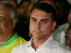 Senator Flavio Bolsonaro berkemeja putih di tengah kerumunan pendukungnya
