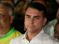 Senator Flavio Bolsonaro berkemeja putih di tengah kerumunan pendukungnya