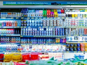 Rak pendingin berisi produk susu dan minuman di sebuah supermarket di Jawa Barat