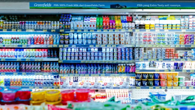 Rak pendingin berisi produk susu dan minuman di sebuah supermarket di Jawa Barat