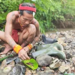 Seorang sikerei meramu obat dari tumbuhan hutan di tepi sungai Pulau Siberut, Mentawai