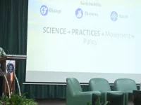 Pembicara memaparkan alur dari sains ke kebijakan dalam simposium padi berkelanjutan