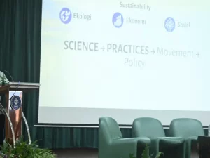 Pembicara memaparkan alur dari sains ke kebijakan dalam simposium padi berkelanjutan
