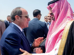 Presiden Mesir Abdel Fattah el-Sisi berbincang dengan Putra Mahkota Saudi Mohammed bin Salman di Kairo