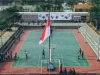 Ilustrasi siswa bermain basket di lapangan sekolah berbendera Merah Putih, Jawa Tengah, dari udara