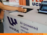 Pengguna memasukkan gelas bekas ke Smart Waste Bin buatan FEB UGM