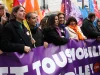 Barisan depan serikat buruh CGT berpawai di Paris dengan spanduk ungu
