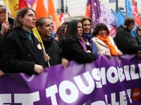 Barisan depan serikat buruh CGT berpawai di Paris dengan spanduk ungu