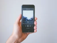 Aplikasi Spotify diputar di ponsel pintar