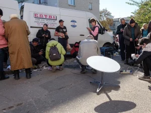 Warga Kupiansk, Ukraina, mengakses internet lewat antena Starlink setelah pertempuran pada 2022