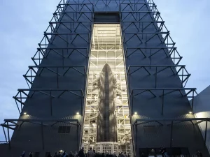 Wahana Starship milik SpaceX berdiri di dalam gedung perakitan Megabay di Starbase, Texas