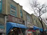 Deretan bangunan tua dan kios berkanopi biru di Jalan Navvab Safavi, Mashhad, Iran