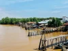 Ilustrasi rumah panggung, titian kayu, dan perahu nelayan di tepi Sungai Parit V, Kuala Tungkal, Jambi