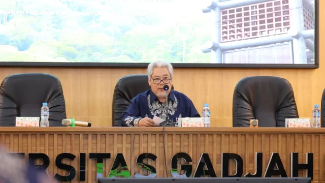 Guru Besar Fakultas Kehutanan UGM Suryo Hardiwinoto berbicara dalam seminar silvikultur