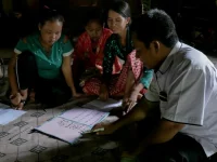 Perempuan Talang Mamak belajar menulis bersama guru di Talang Kedabu, Indragiri Hulu, Riau