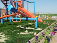 Perosotan dan ayunan di taman bermain anak di Sincan, Ankara, Turkiye