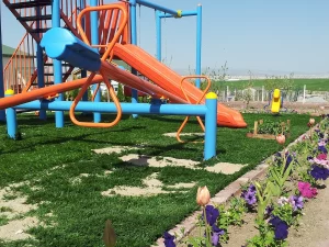 Perosotan dan ayunan di taman bermain anak di Sincan, Ankara, Turkiye