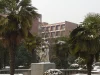 Taman kampus Anhui University di Hefei, Tiongkok, pada hari bersalju dengan pohon palem