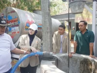 Air bersih dari truk tangki dialirkan ke bak penampungan warga terdampak kekeringan di Kalurahan Terbah, Gunungkidul