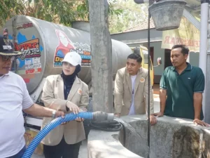 Air bersih dari truk tangki dialirkan ke bak penampungan warga terdampak kekeringan di Kalurahan Terbah, Gunungkidul