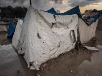 Tenda terpal sobek di tanah berlumpur tergenang air di kamp pengungsian Gaza