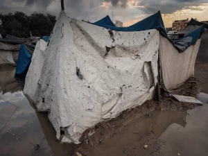 Tenda terpal sobek di tanah berlumpur tergenang air di kamp pengungsian Gaza
